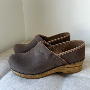 Dansko Professional Clogs 39, Mushroom Taupe Suede